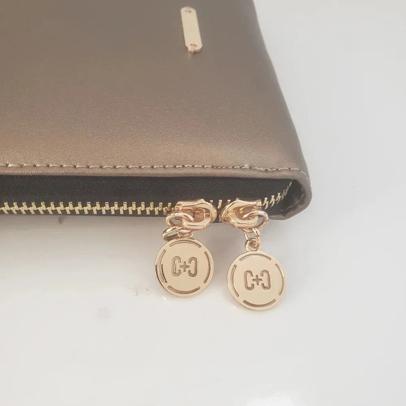 Coco &  Carmen Small Gold All Around Zippered CrossBody Bag. - Picture 7 of 9